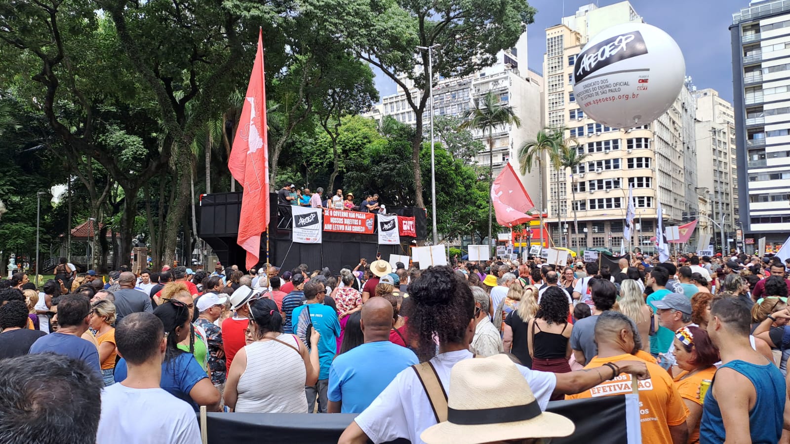 APEOESP: Em defesa da estabilidade, salários e direitos integrais para os trabalhadores em educação  da categoria O!